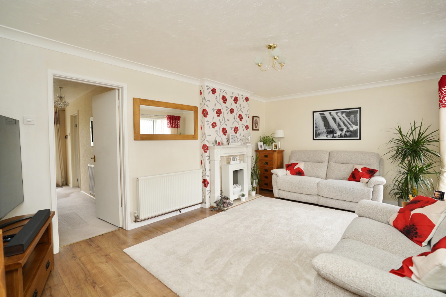 3 bed terraced house for sale in Saxon Close, Huntingdon 2