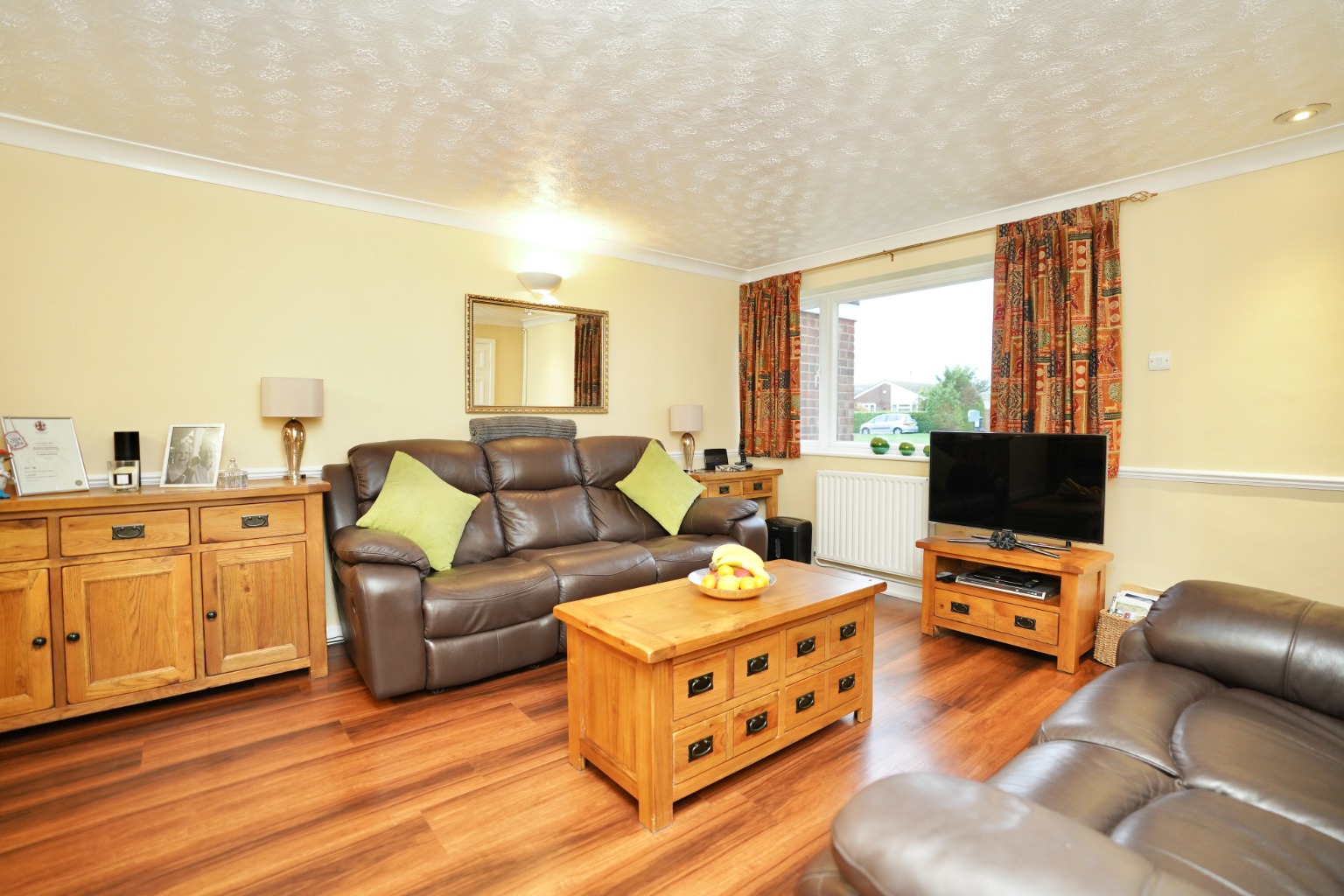 3 bed end of terrace house for sale in Lancelot Way, Huntingdon  - Property Image 2
