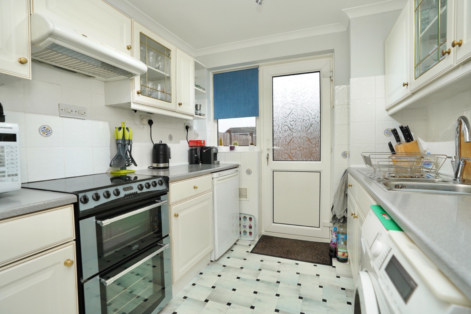 3 bed end of terrace house for sale in Lancelot Way, Huntingdon 4