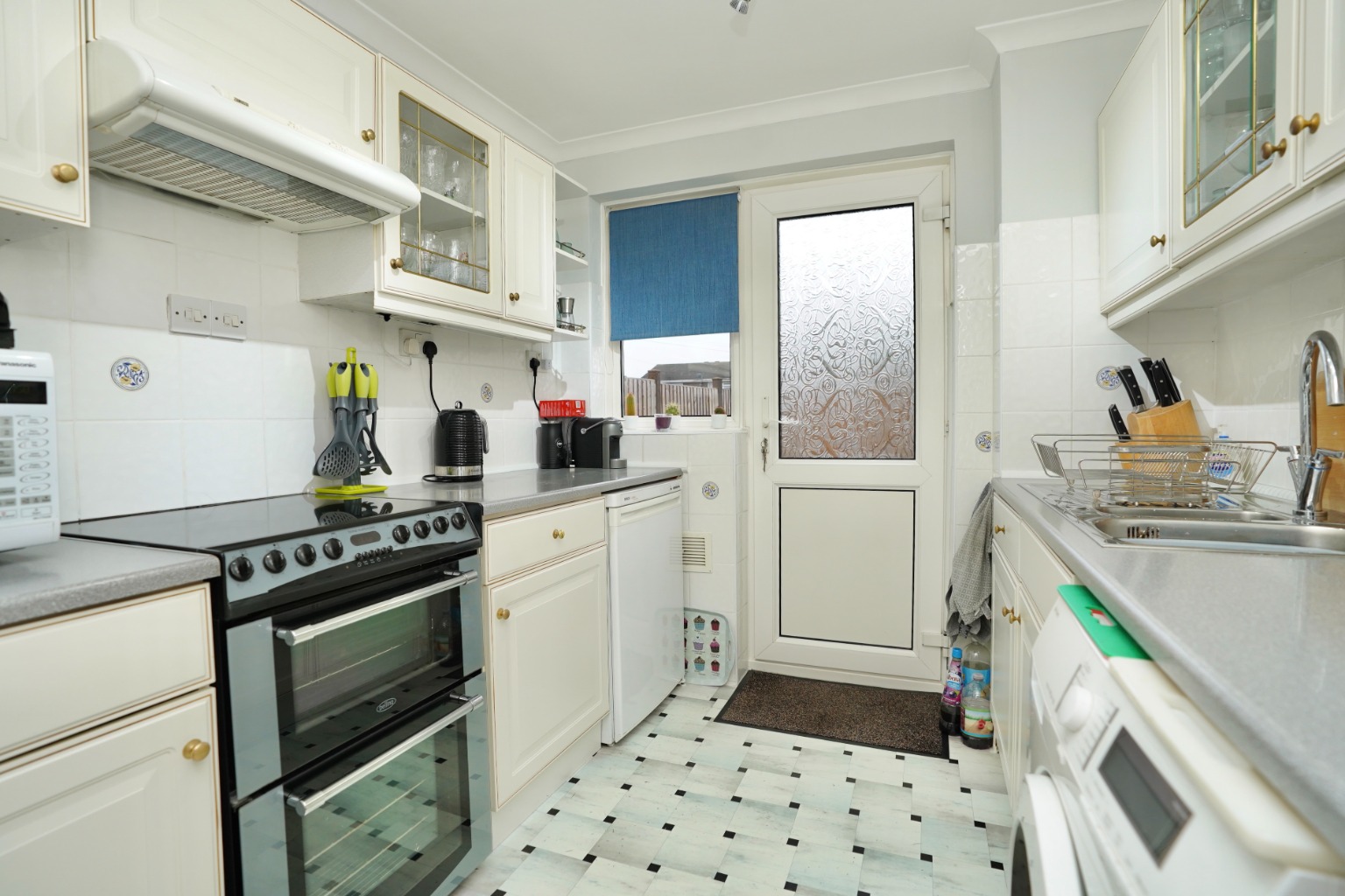 3 bed end of terrace house for sale in Lancelot Way, Huntingdon  - Property Image 5