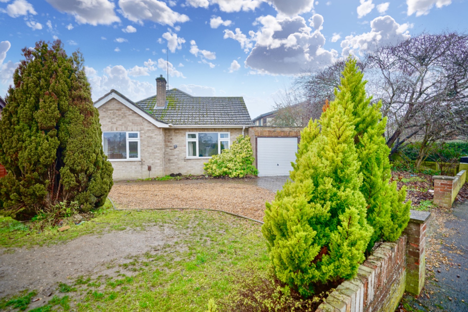 3 bed detached bungalow for sale in Mayfield Road, Huntingdon - Property Image 1