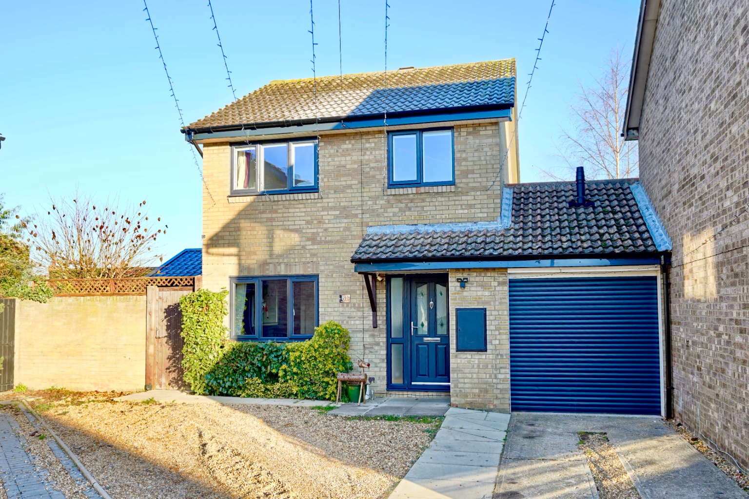 3 bed link detached house for sale in The Paddock, Huntingdon 0