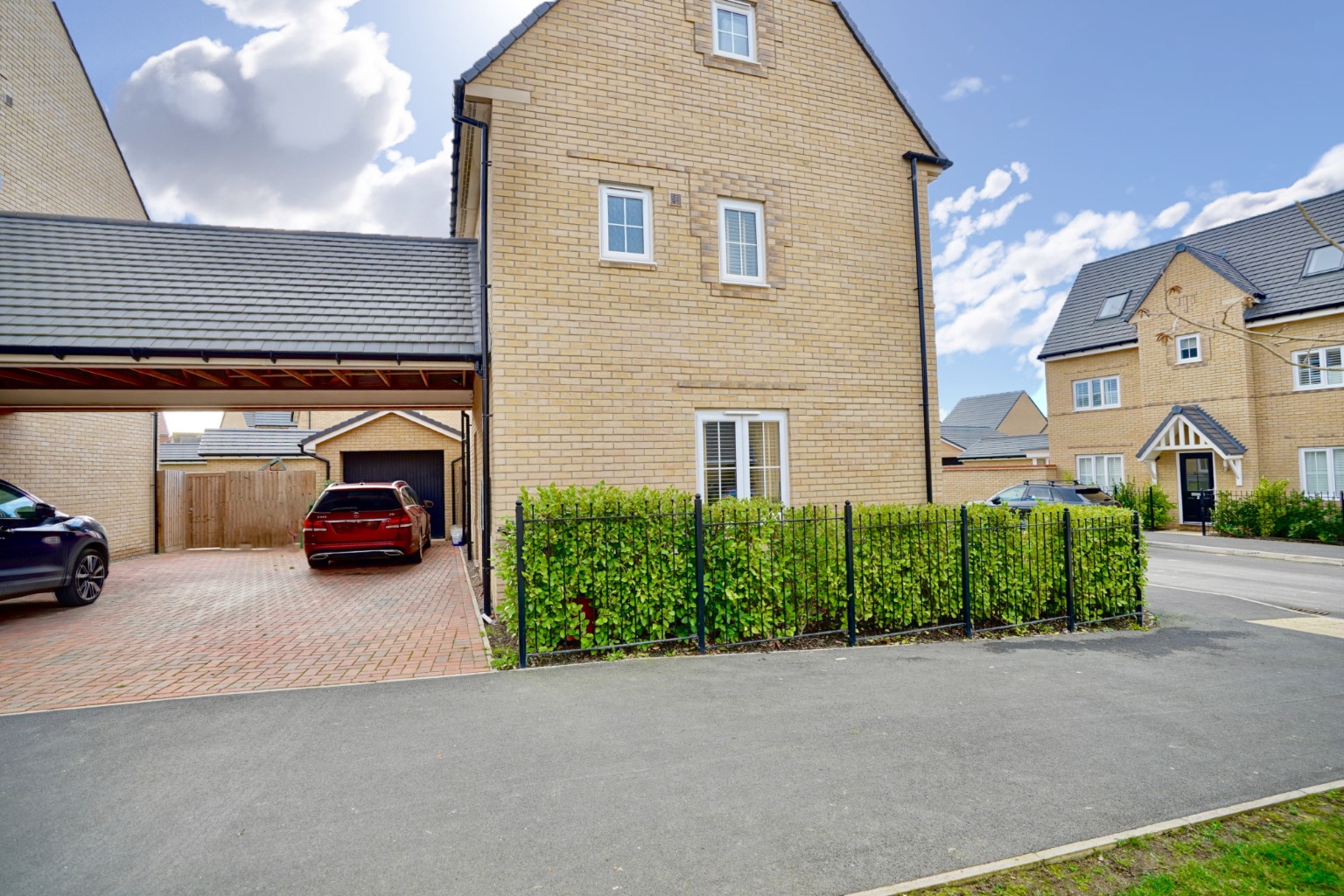 4 bed link detached house for sale in Innkeeper Way, Huntingdon 9