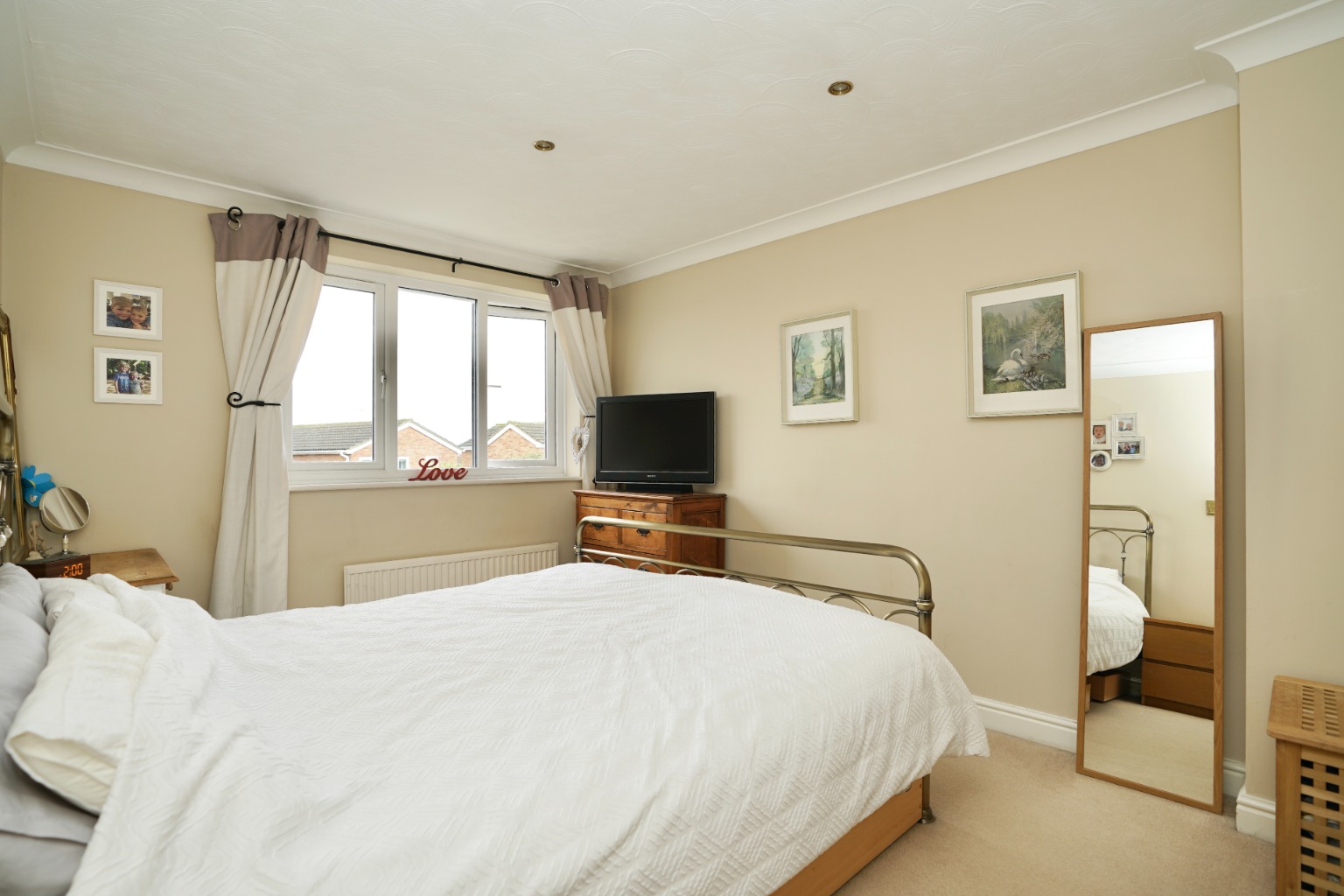 4 bed detached house for sale in The Sycamores, Huntingdon 7