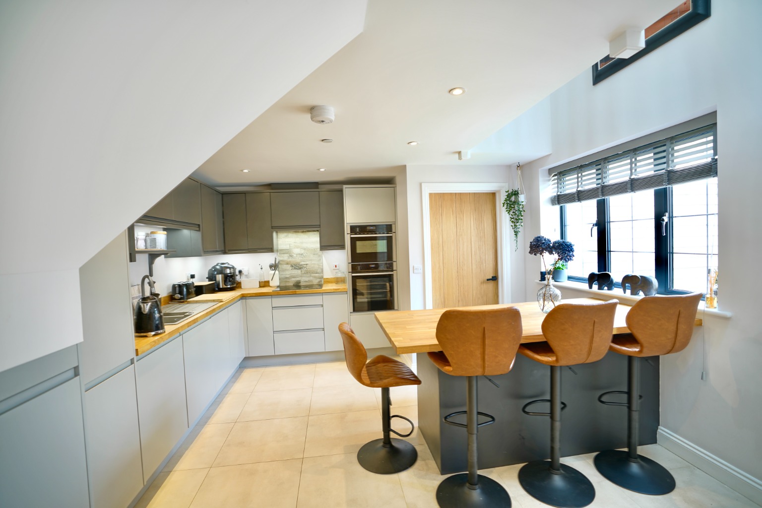 3 bed detached house for sale in High Street, Huntingdon 1