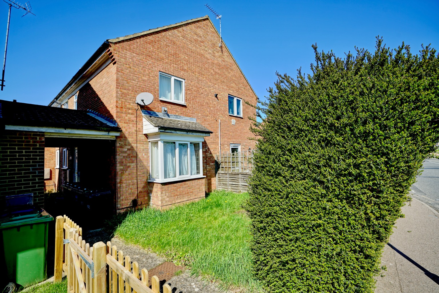 2 bed terraced house for sale in Ashton Gardens, Huntingdon  - Property Image 2