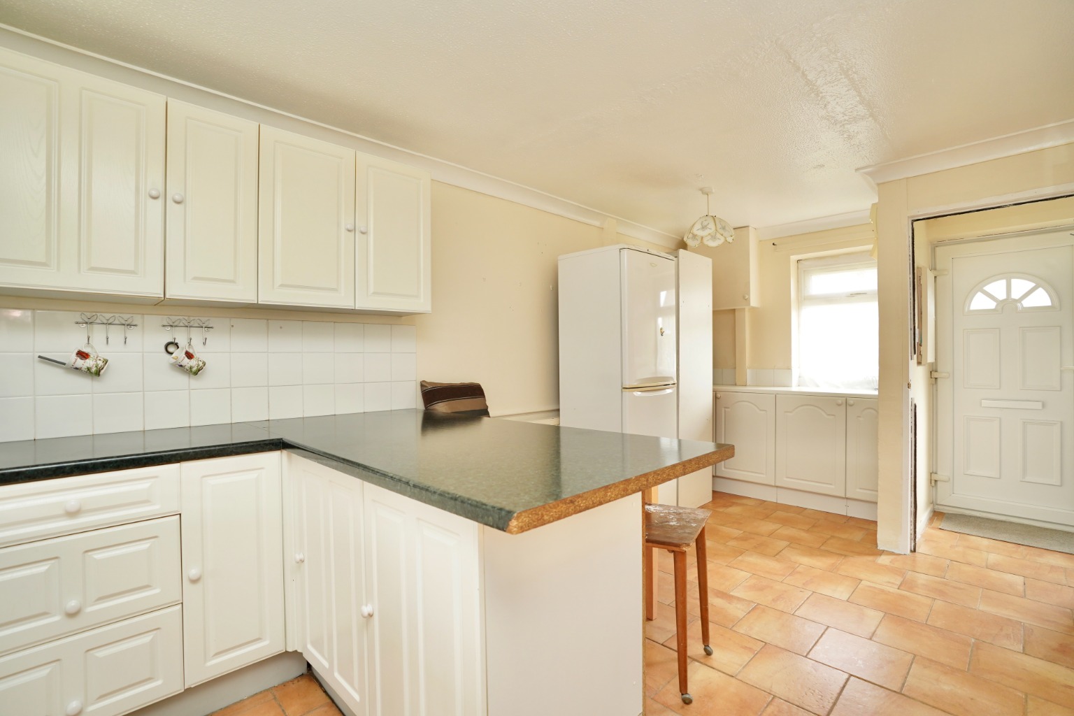 3 bed terraced house for sale in Shelley Close, Huntingdon  - Property Image 4