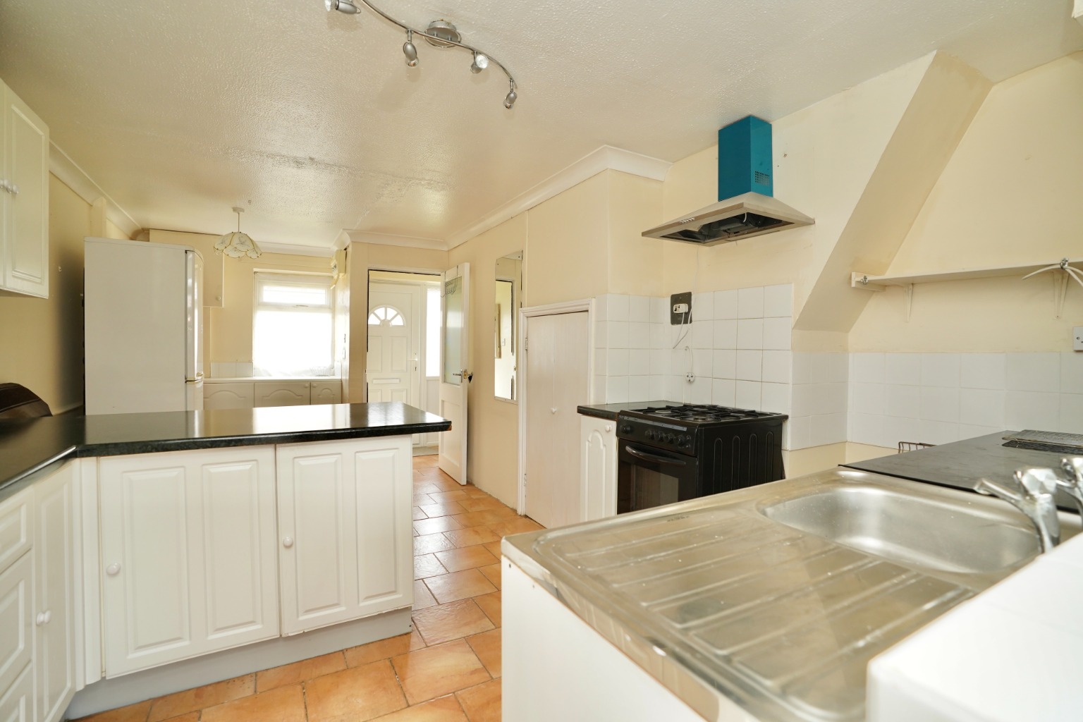 3 bed terraced house for sale in Shelley Close, Huntingdon 2