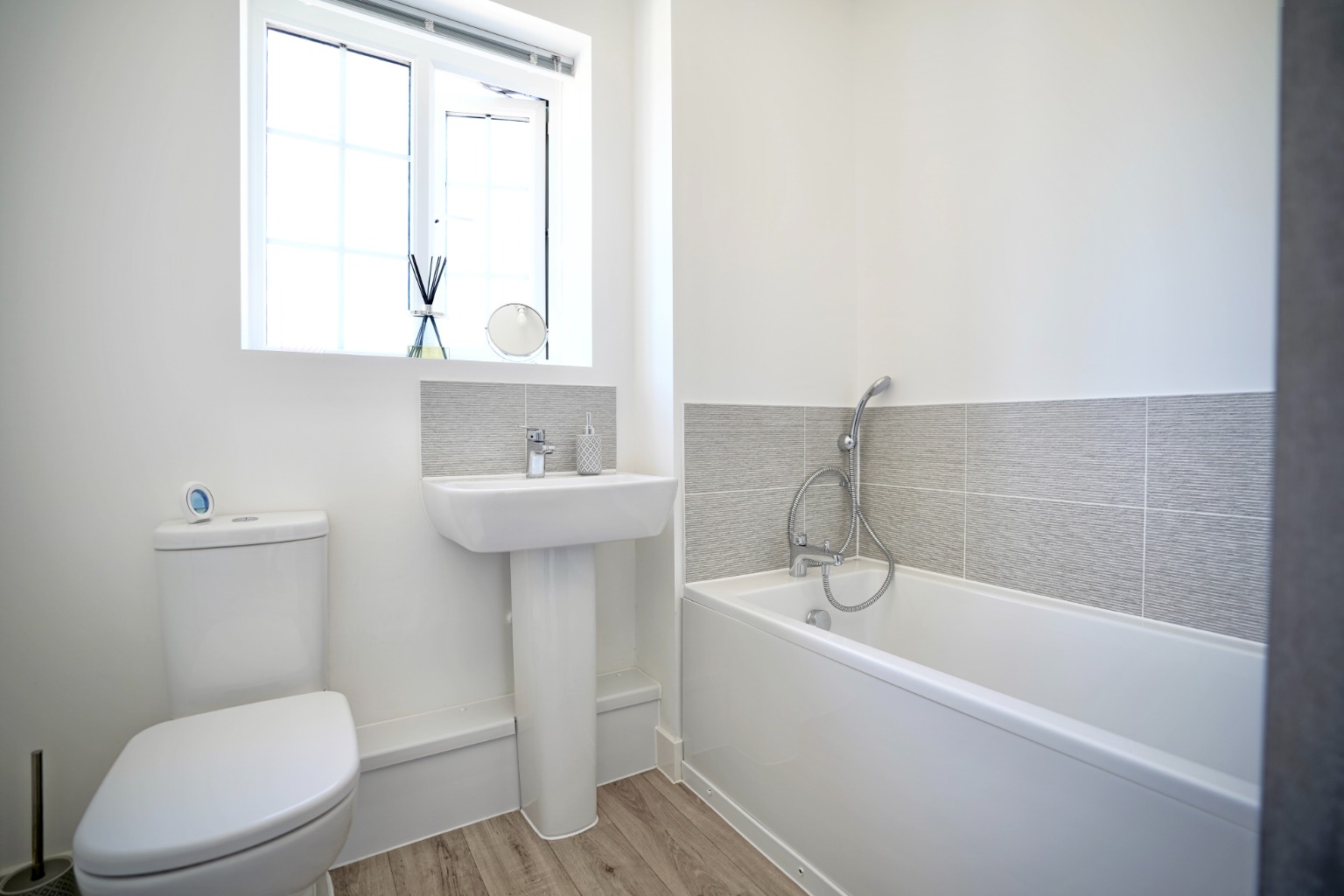 2 bed detached house for sale in Central Avenue, Huntingdon 7