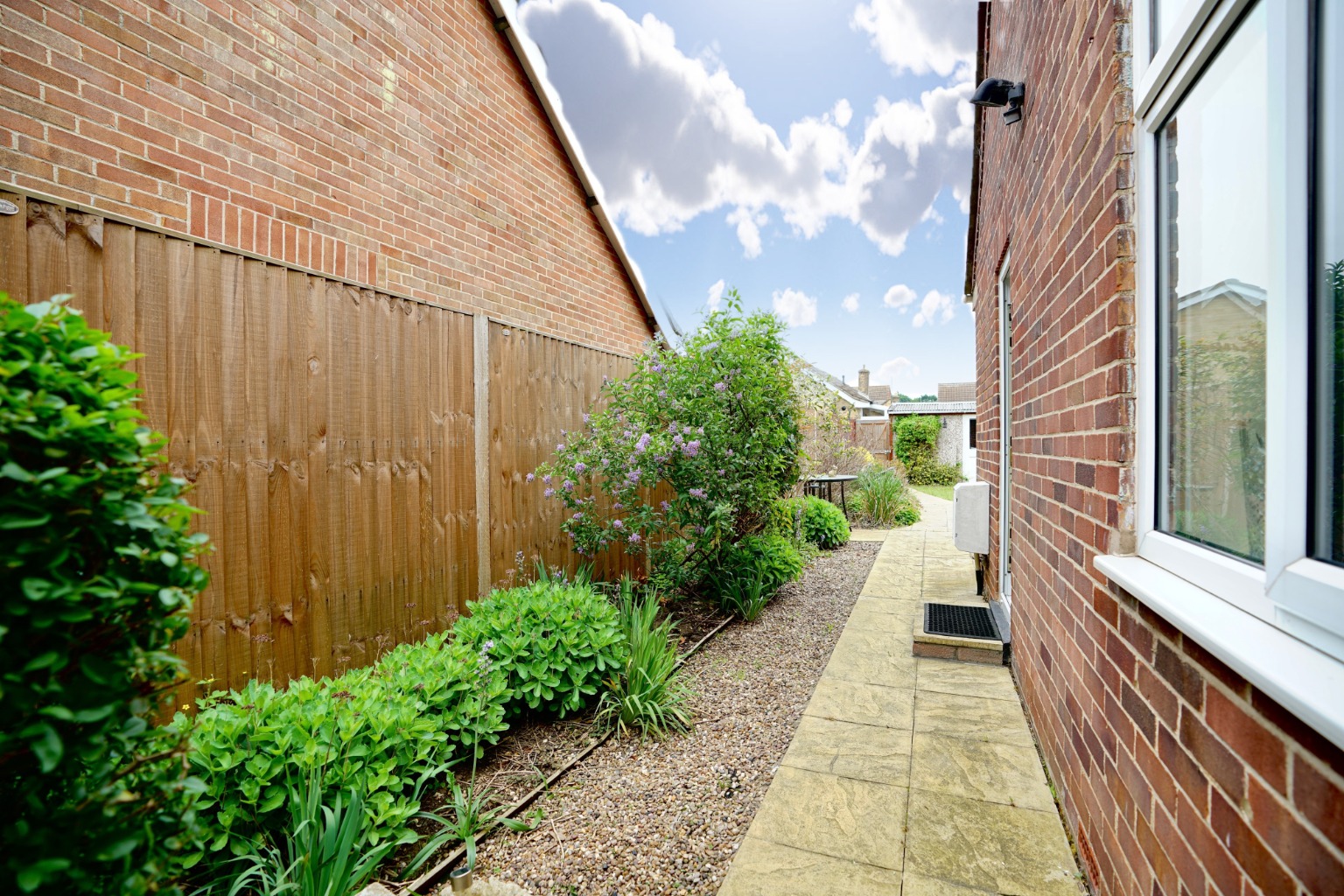 3 bed detached bungalow for sale in Desborough Road, Huntingdon 10