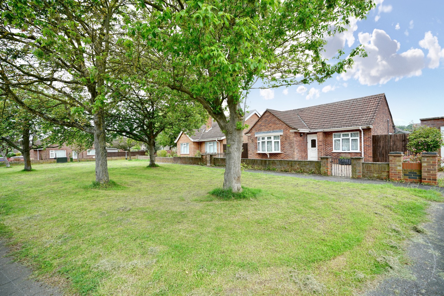 3 bed detached bungalow for sale in Desborough Road, Huntingdon 8