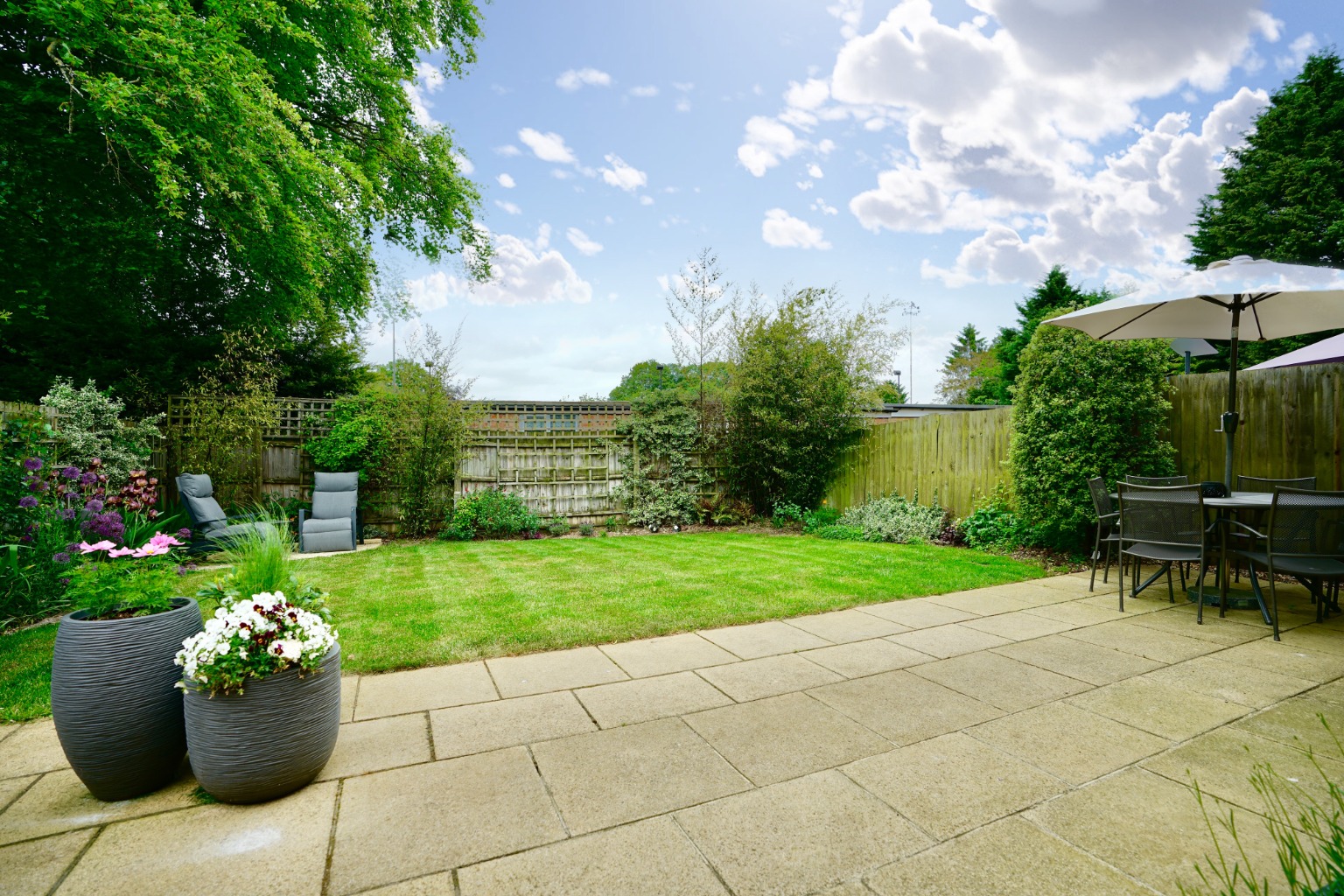 3 bed end of terrace house for sale in Garner Close, Huntingdon 2