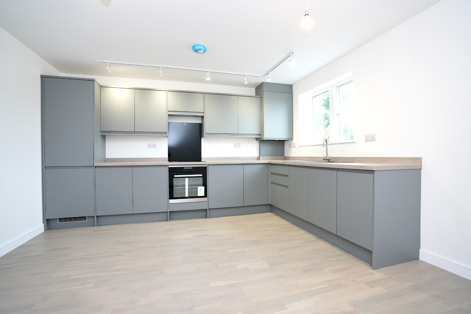 2 bed flat for sale in Fairfields Drive, Huntingdon  - Property Image 2