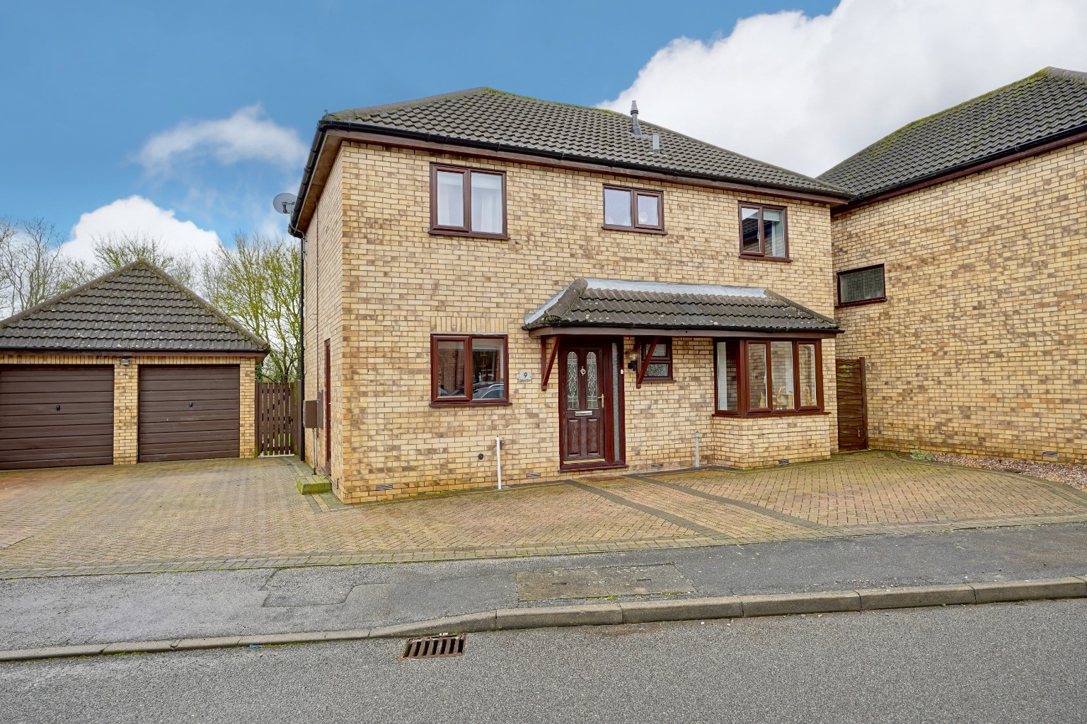 4 bed detached house for sale in Pasture Close, Huntingdon  - Property Image 1