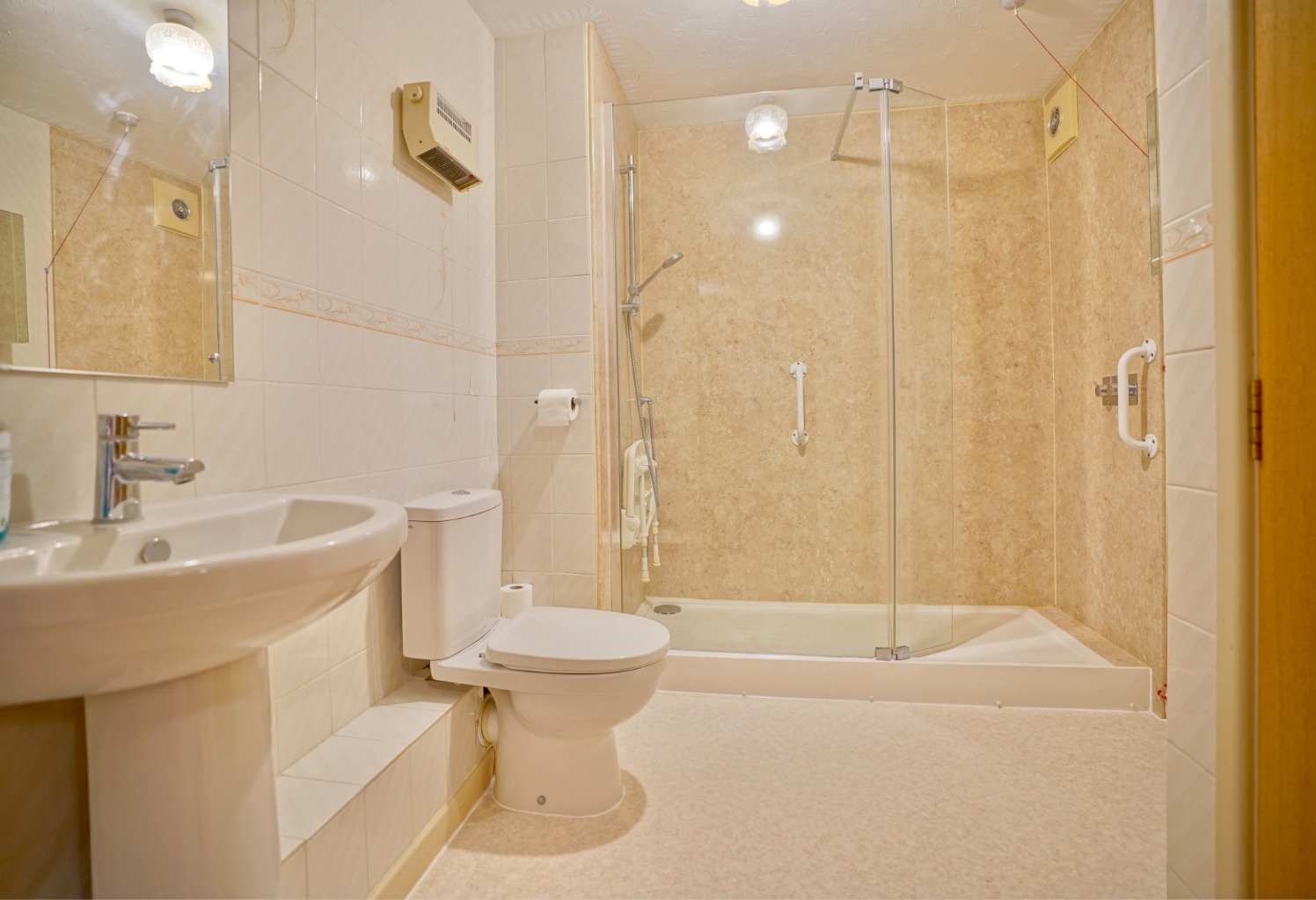 2 bed ground floor flat for sale in Woodlands, Huntingdon 3