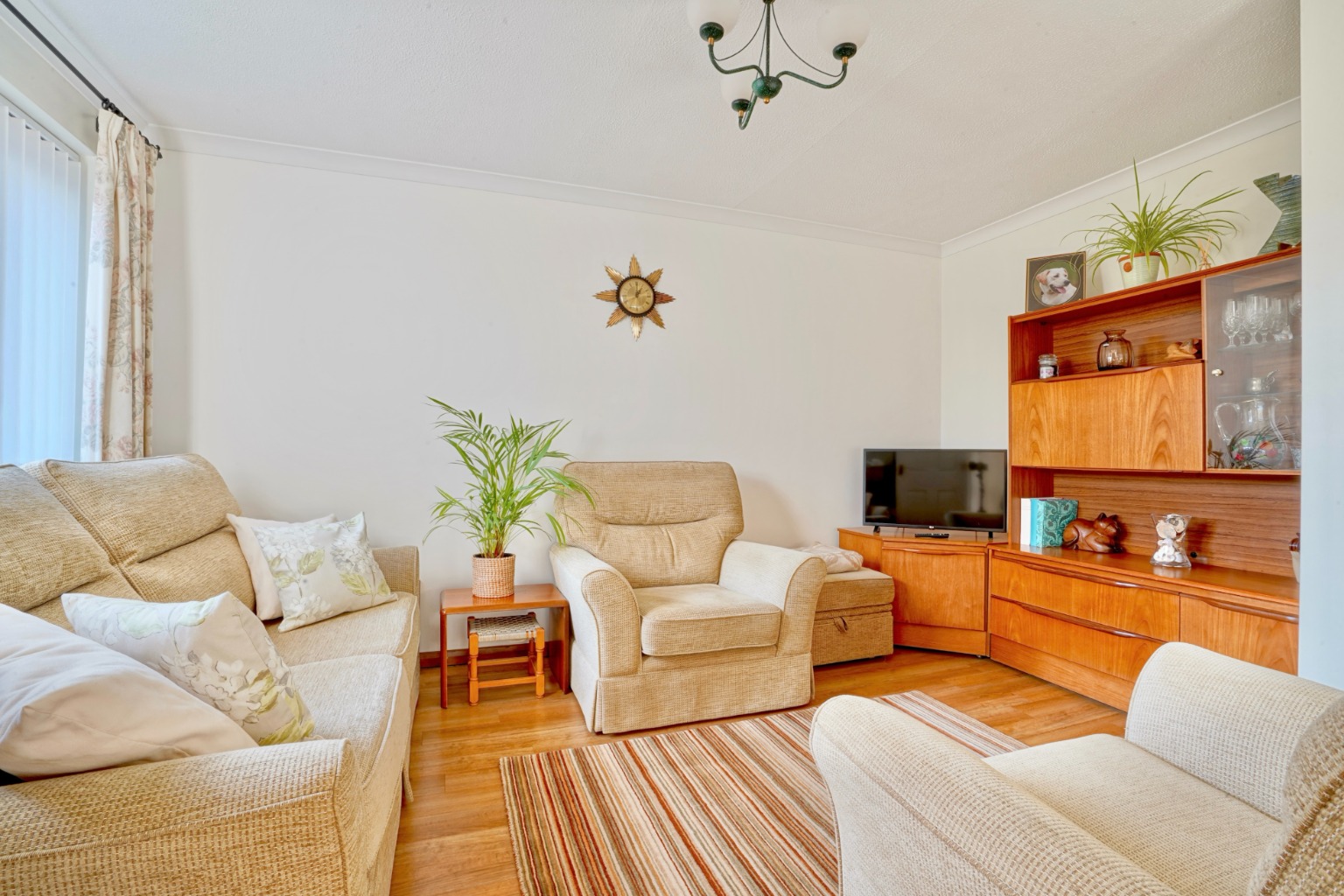 3 bed link detached house for sale in The Paddock, Huntingdon 2