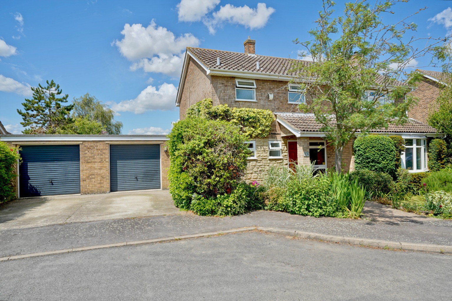 4 bed detached house for sale in Chapel Close, Huntingdon  - Property Image 1