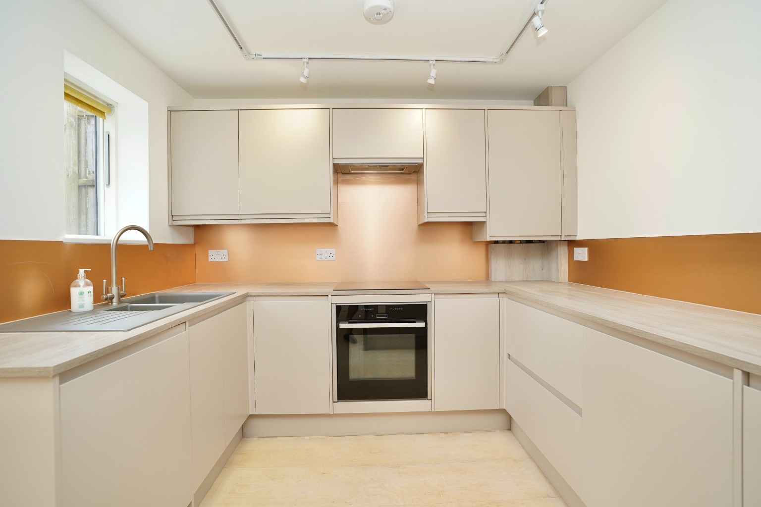 2 bed ground floor flat for sale in Fairfields Drive, Huntingdon 1