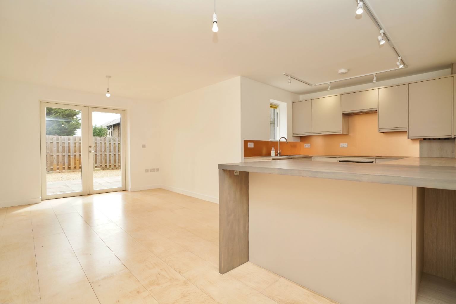 2 bed ground floor flat for sale in Fairfields Drive, Huntingdon 2