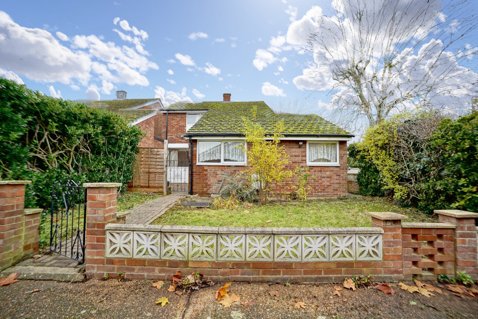 3 bed detached house for sale in Falstaff Way, Huntingdon  - Property Image 1