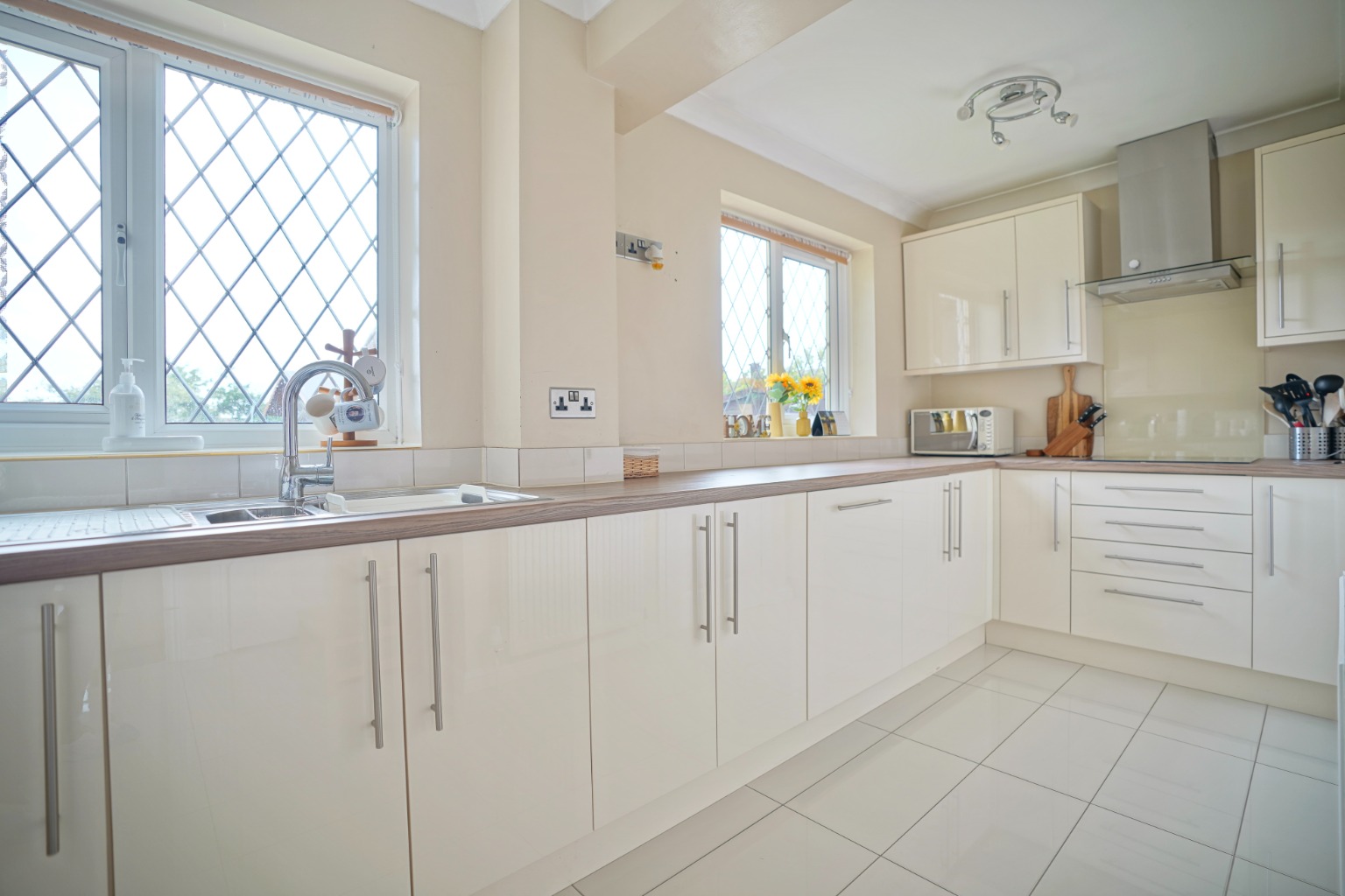 3 bed detached house for sale in Hillfield, Huntingdon  - Property Image 2