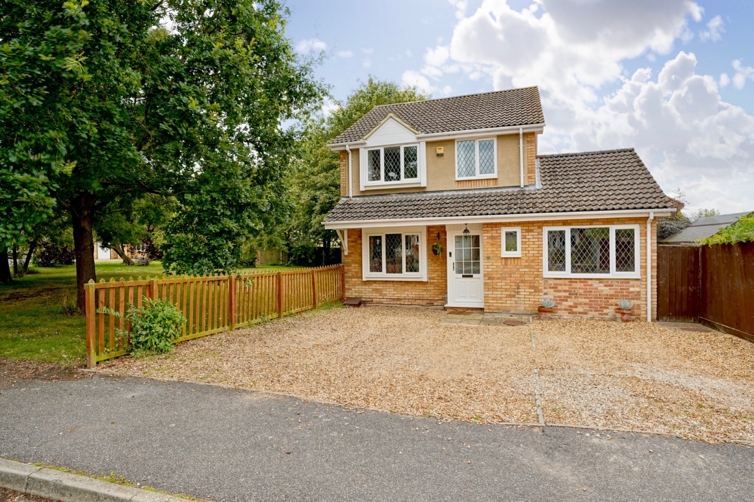 3 bed detached house for sale in Hillfield, Huntingdon - Property Image 1