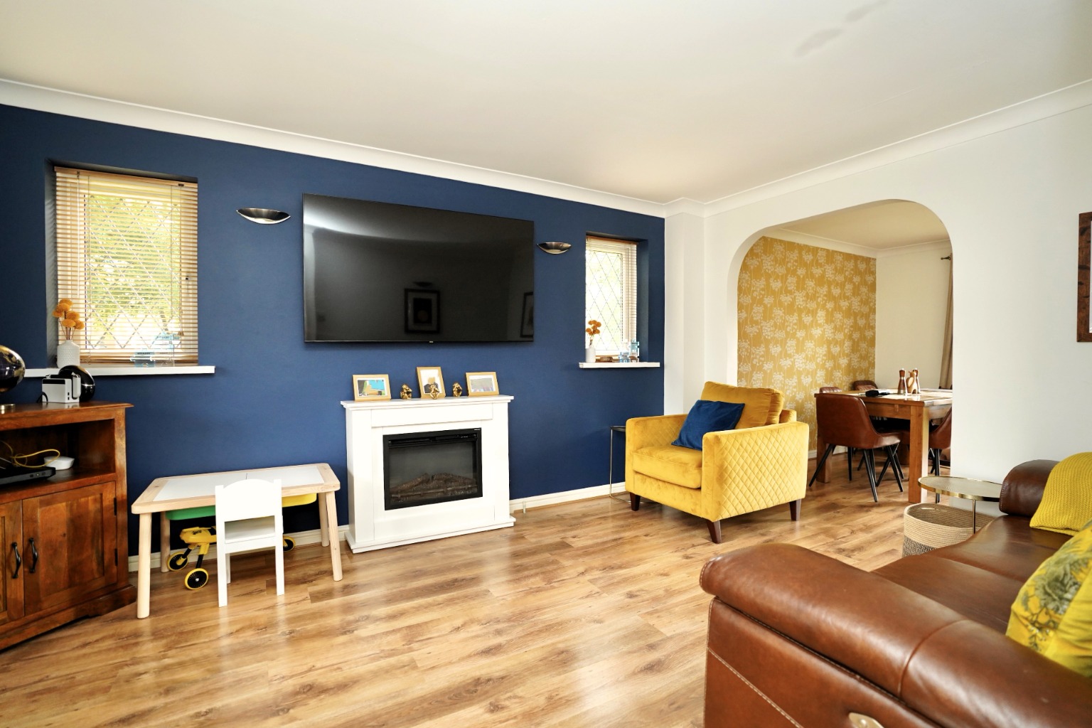 3 bed detached house for sale in Hillfield, Huntingdon 2