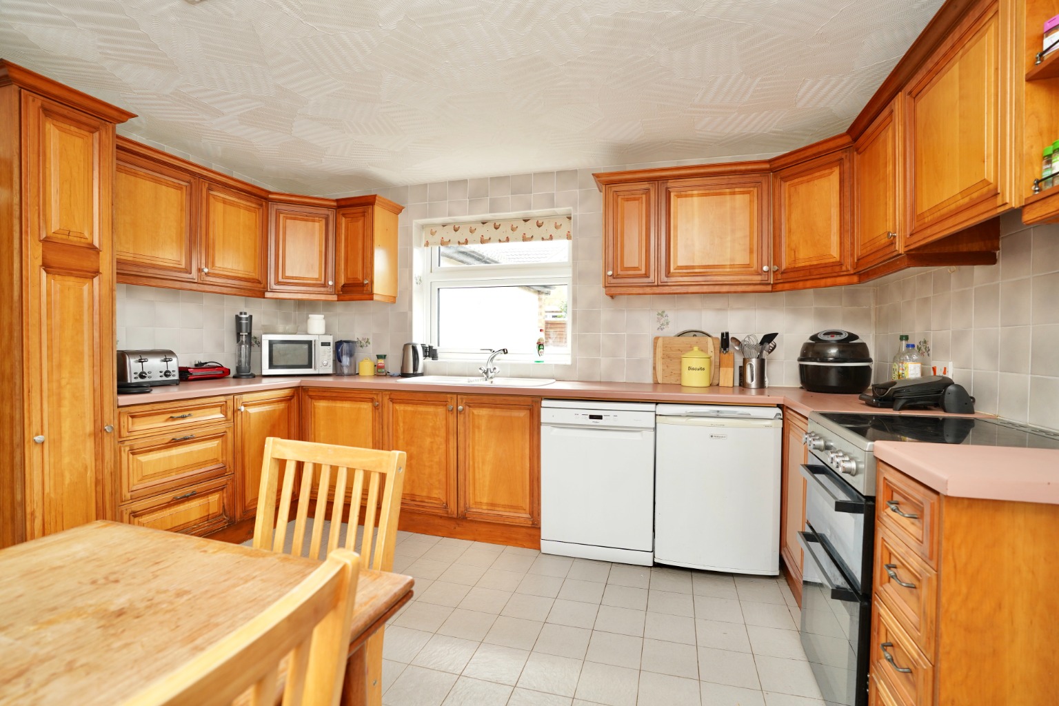 4 bed detached bungalow for sale in Parkhall Road, Huntingdon  - Property Image 2