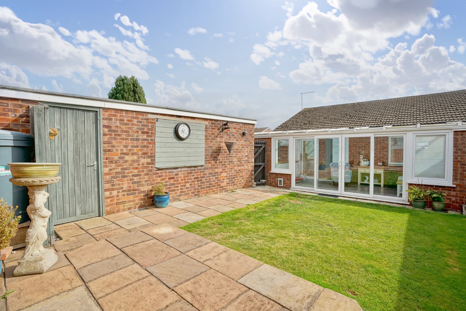 2 bed semi-detached bungalow for sale in Headlands, Huntingdon 9