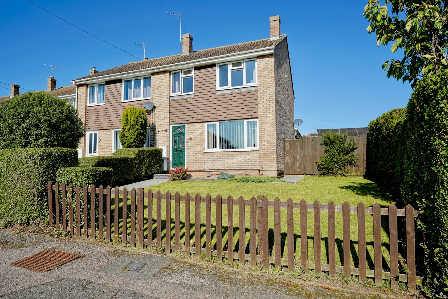 3 bed end of terrace house for sale in Prospero Way, Huntingdon - Property Image 1