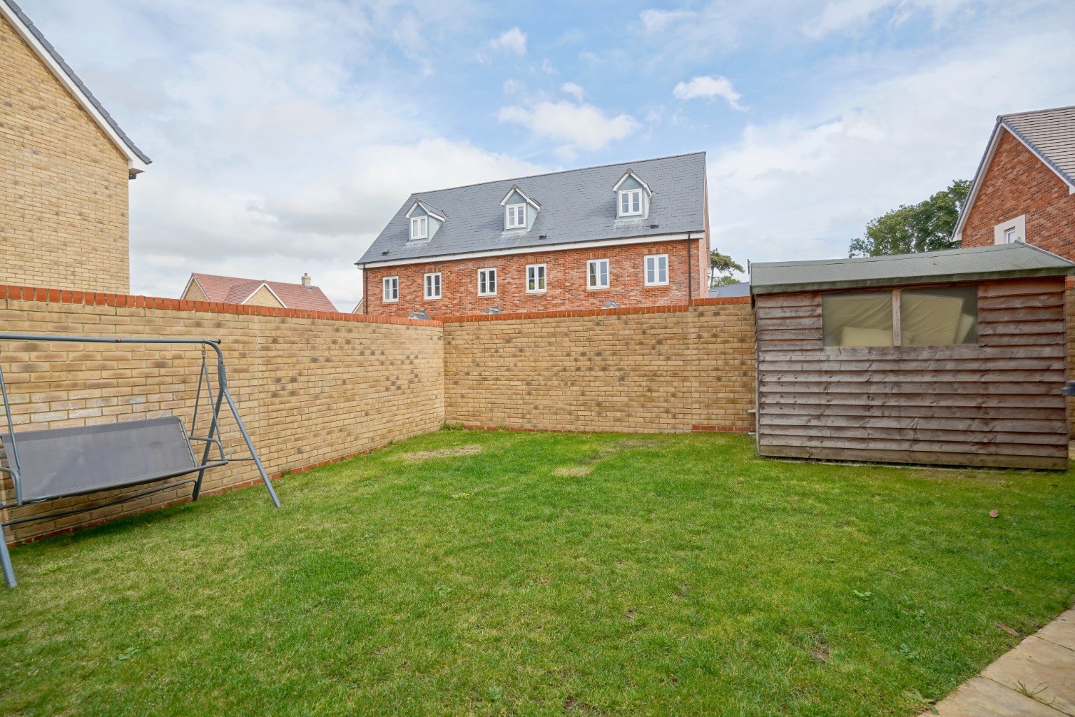 3 bed end of terrace house for sale in Gardener Crescent, Huntingdon 3