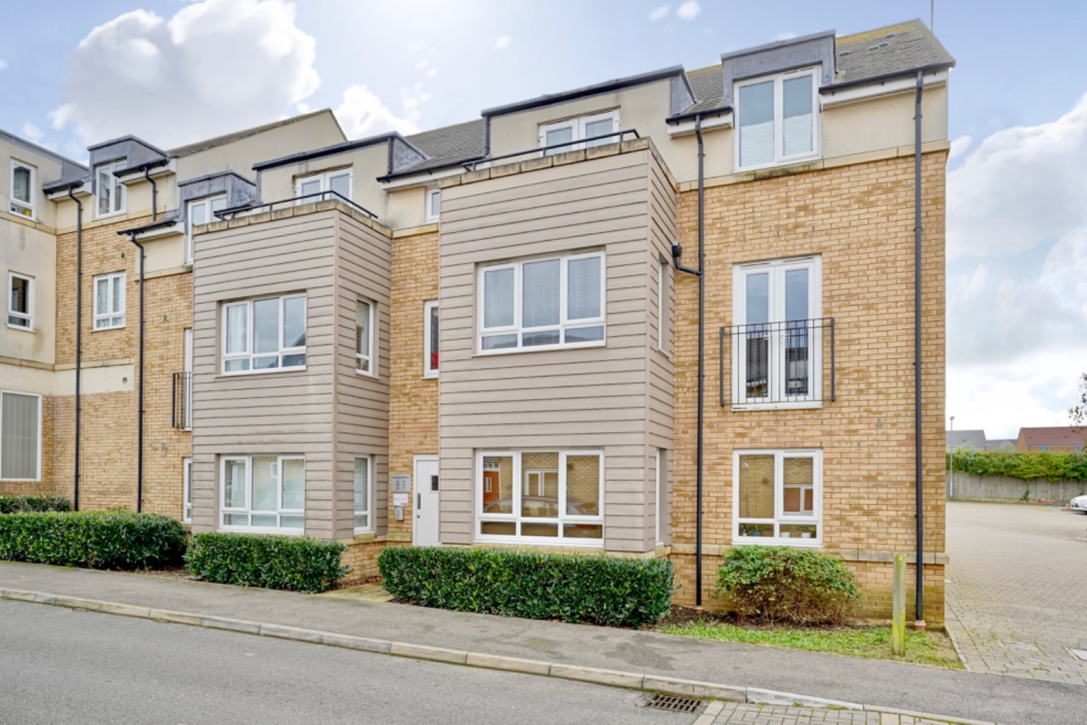 2 bed flat for sale in Cromwell Drive, Huntingdon - Property Image 1