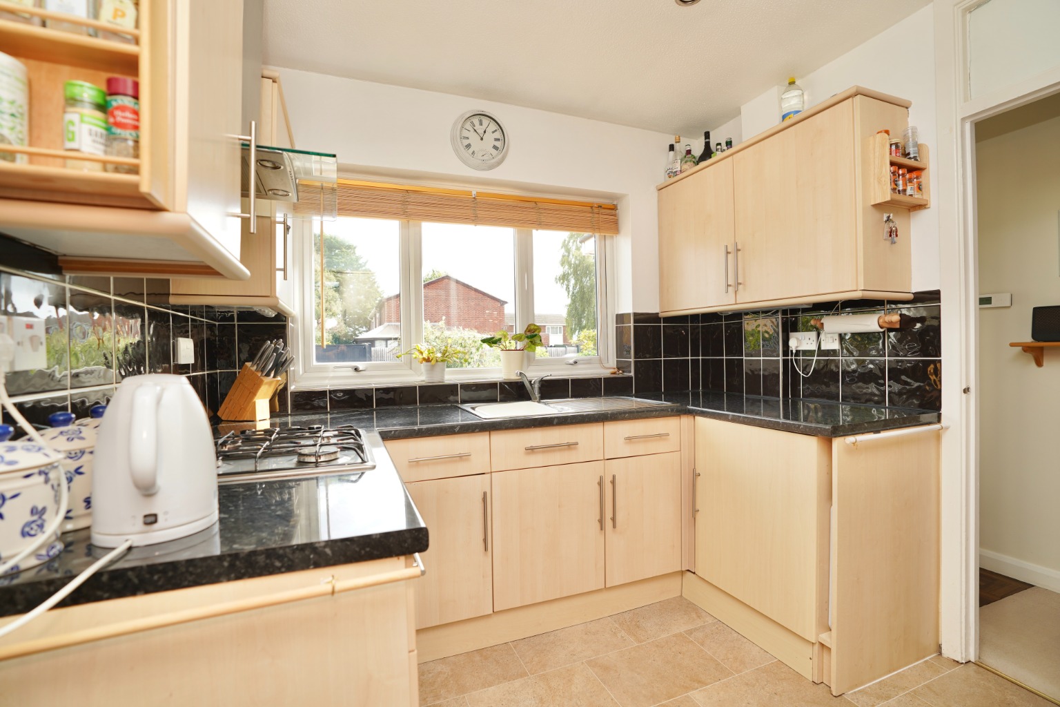2 bed bungalow for sale in Headlands, Huntingdon 5
