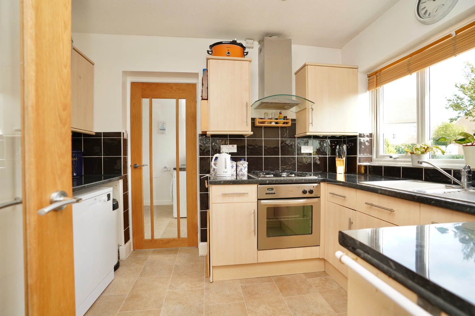 2 bed bungalow for sale in Headlands, Huntingdon  - Property Image 5
