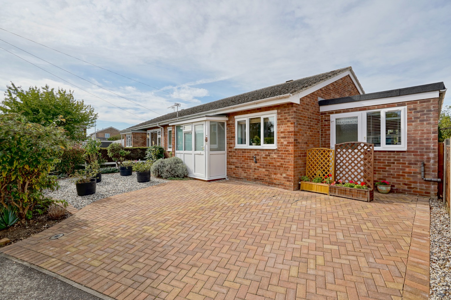 2 bed bungalow for sale in Headlands, Huntingdon  - Property Image 1