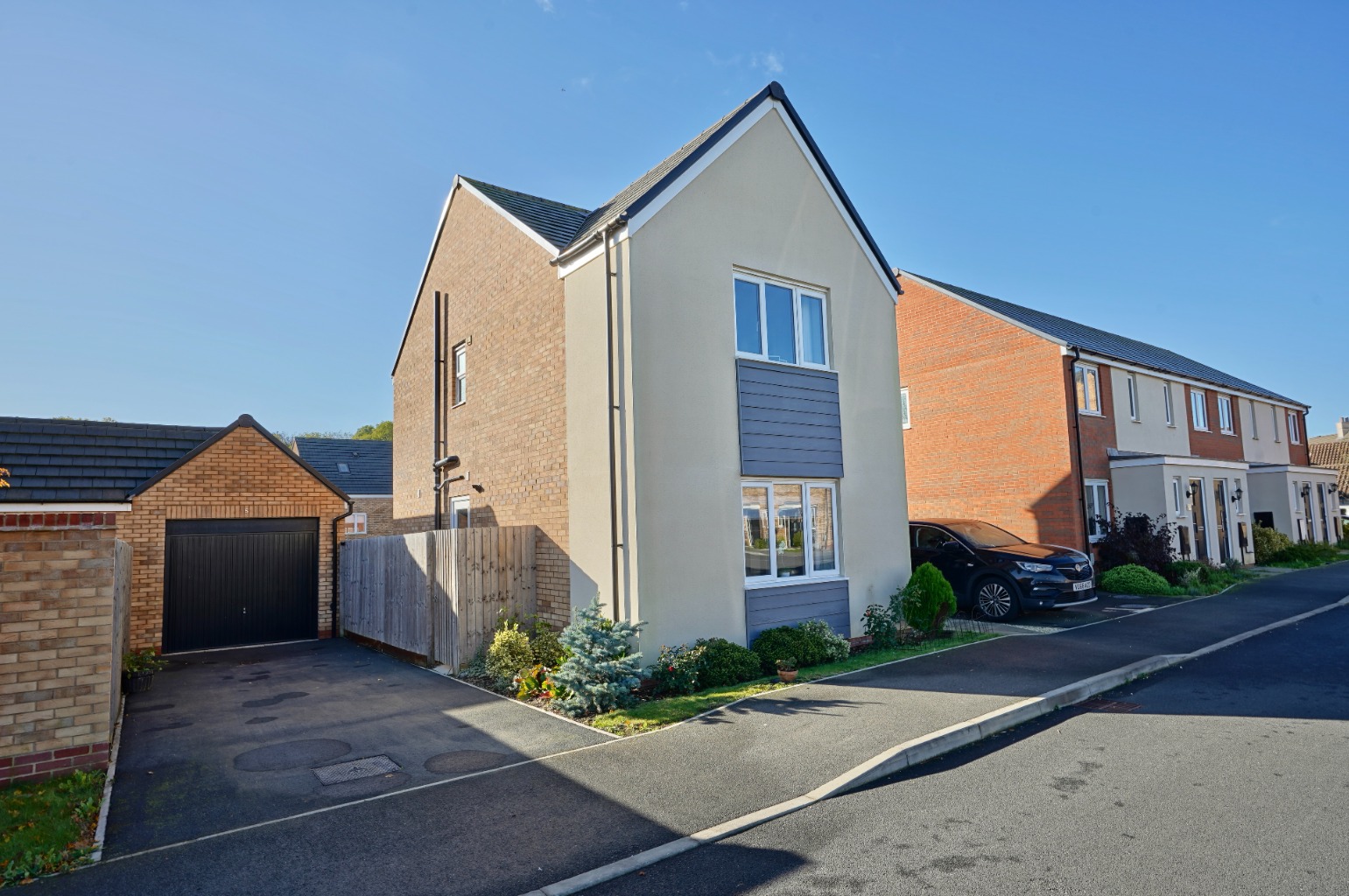 3 bed detached house for sale in Bloomfield Drive, Huntingdon 3