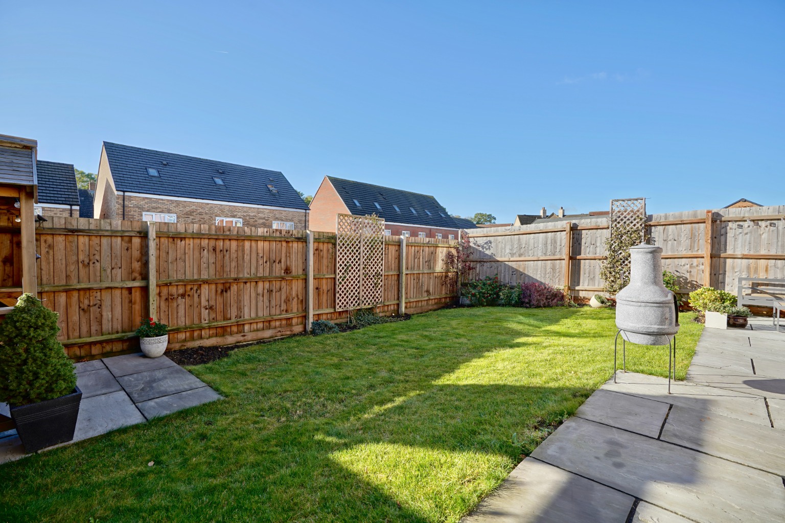 3 bed detached house for sale in Bloomfield Drive, Huntingdon 2