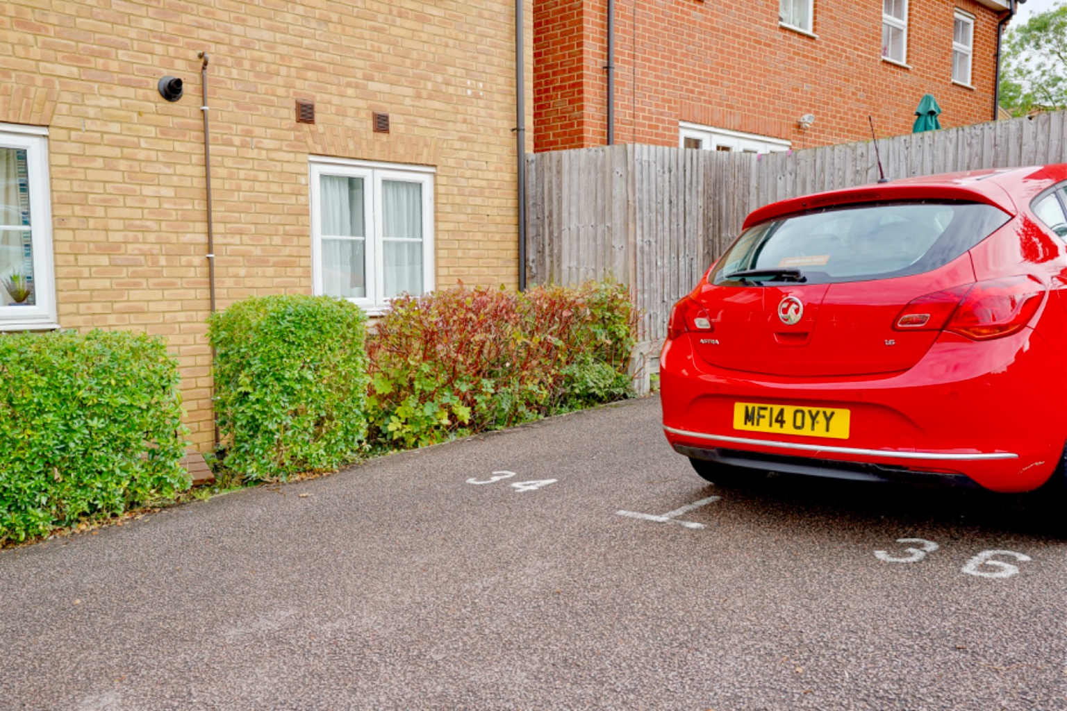 2 bed ground floor flat for sale in North Lodge Drive, Cambridge 10