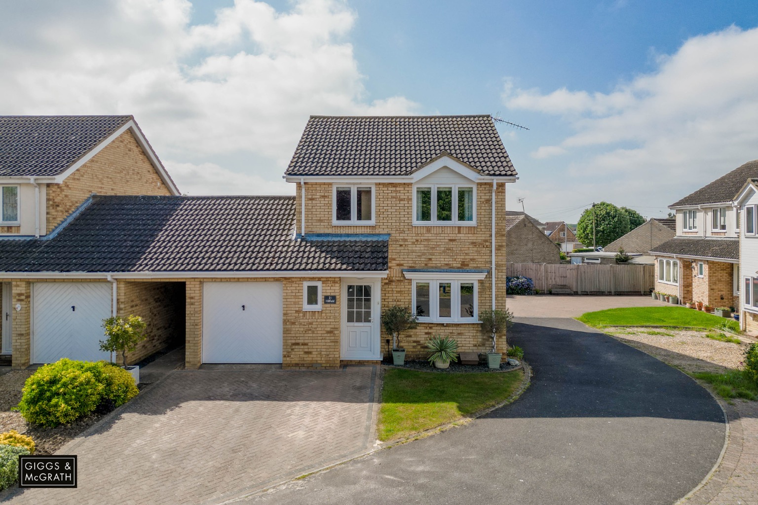 3 bed link detached house for sale in Hillfield, Huntingdon  - Property Image 1