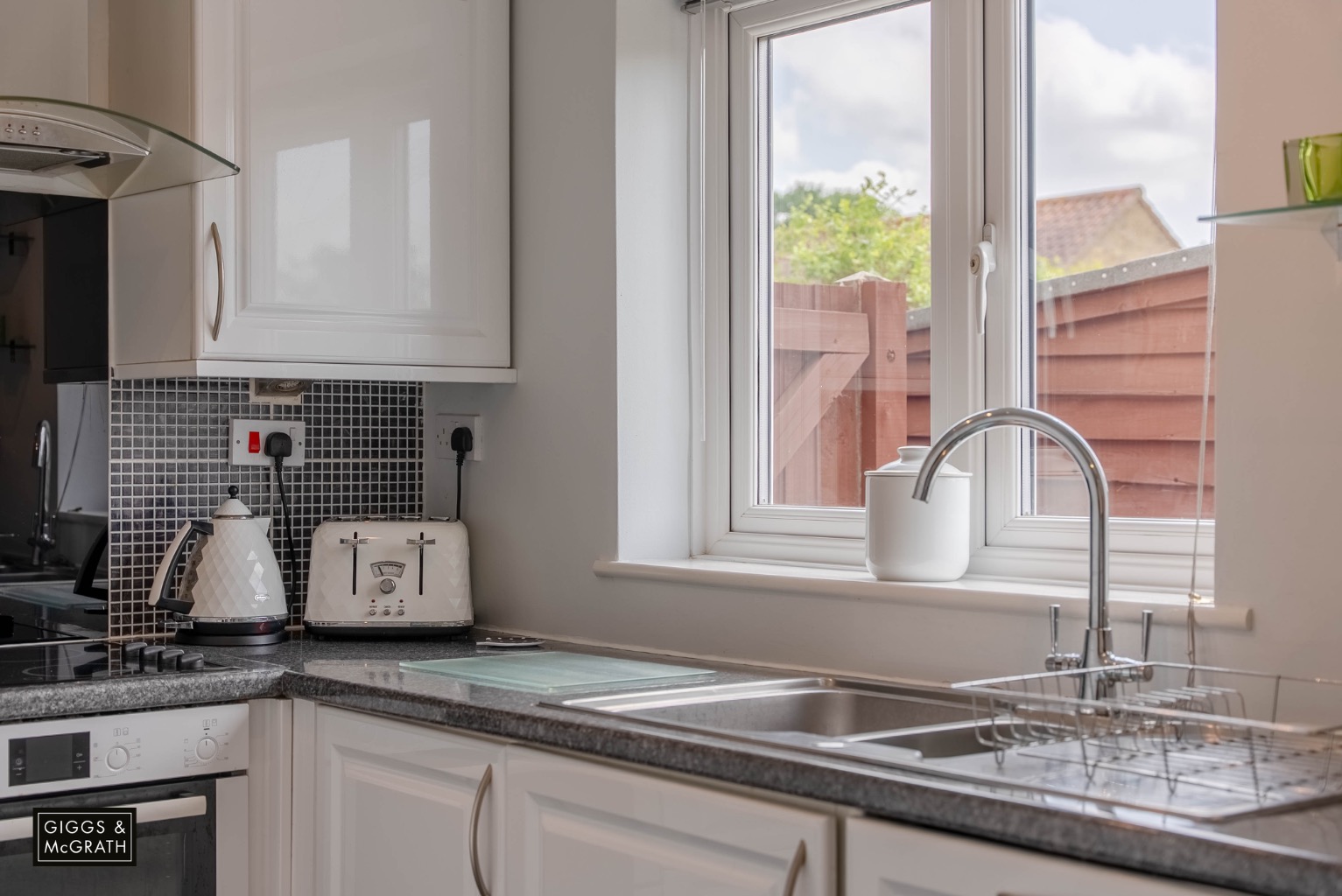 3 bed link detached house for sale in Hillfield, Huntingdon 3