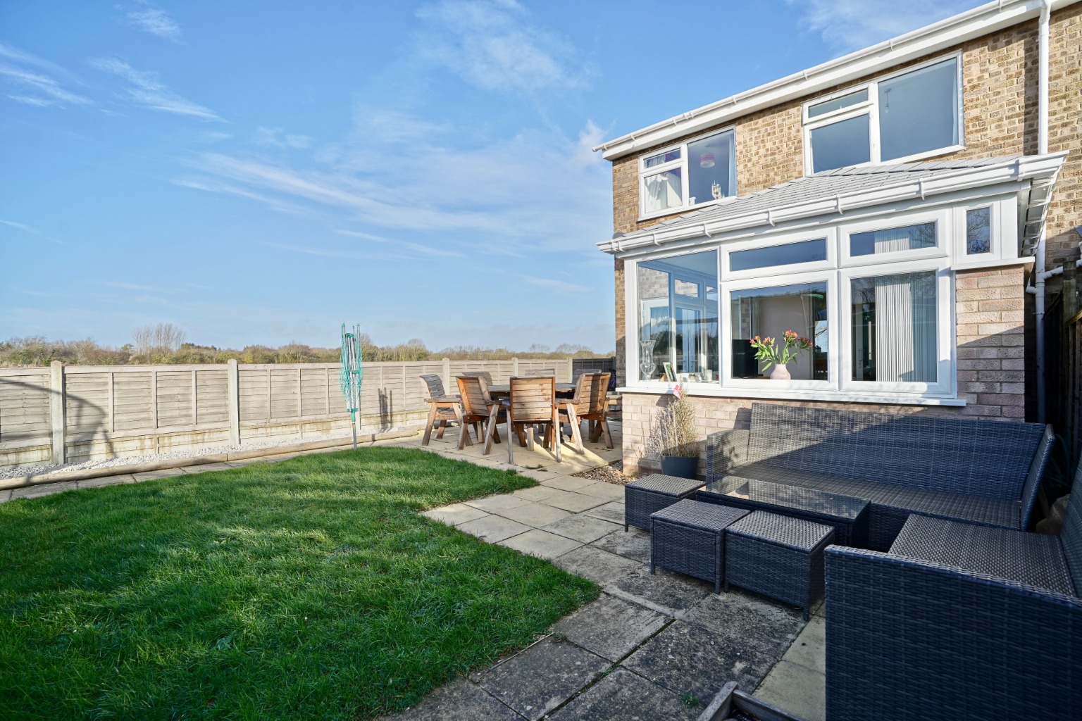 3 bed end of terrace house for sale in Dunholt Way, Huntingdon 3