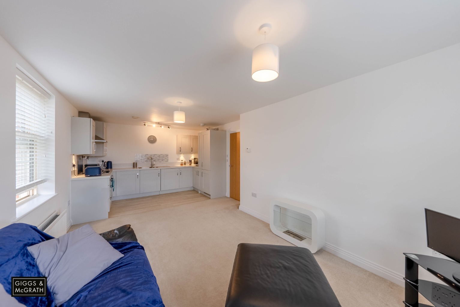 2 bed flat for sale in Central Avenue, Huntingdon 3