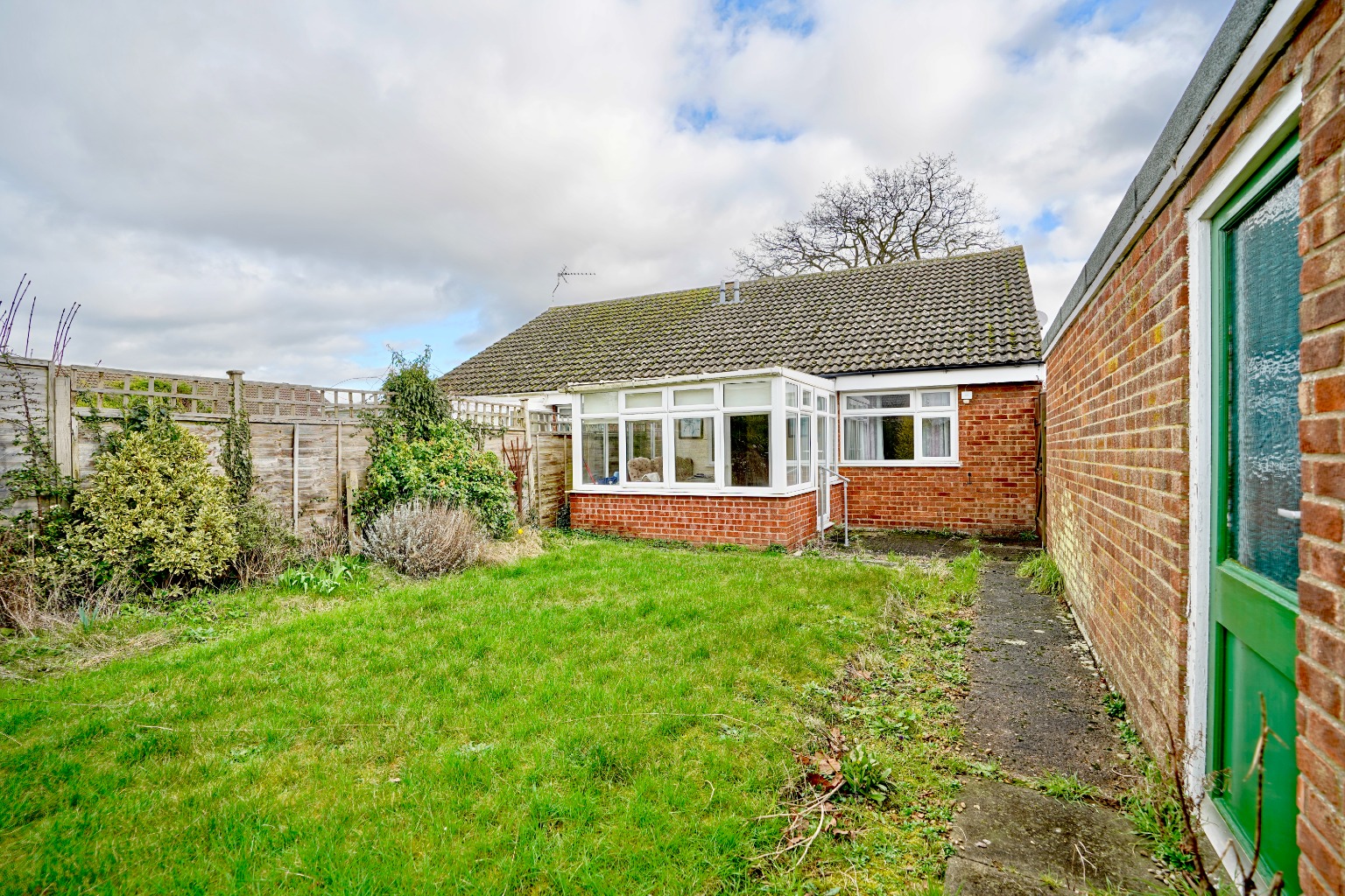 2 bed semi-detached bungalow for sale in Evans Close, Huntingdon 3