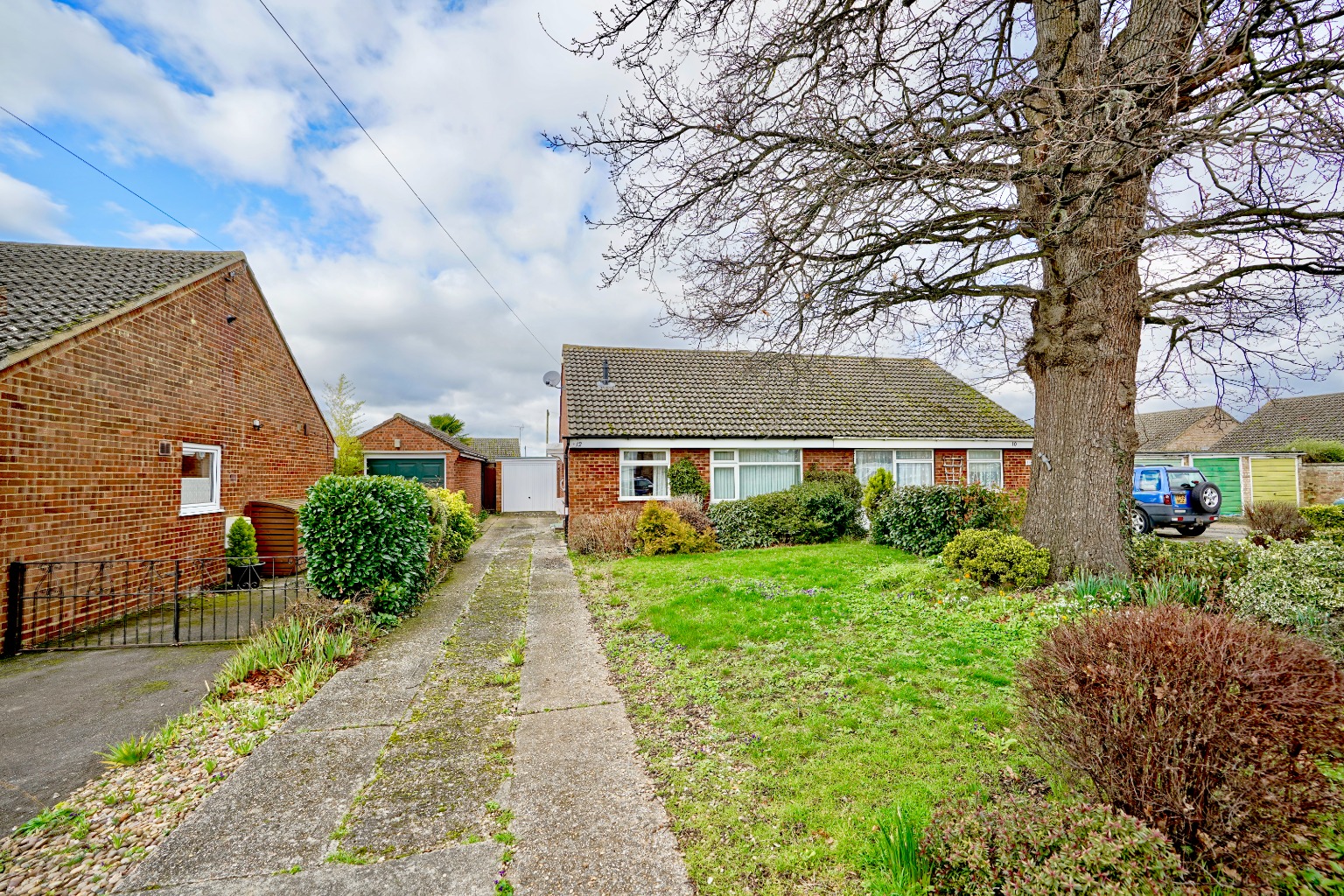 2 bed semi-detached bungalow for sale in Evans Close, Huntingdon  - Property Image 1