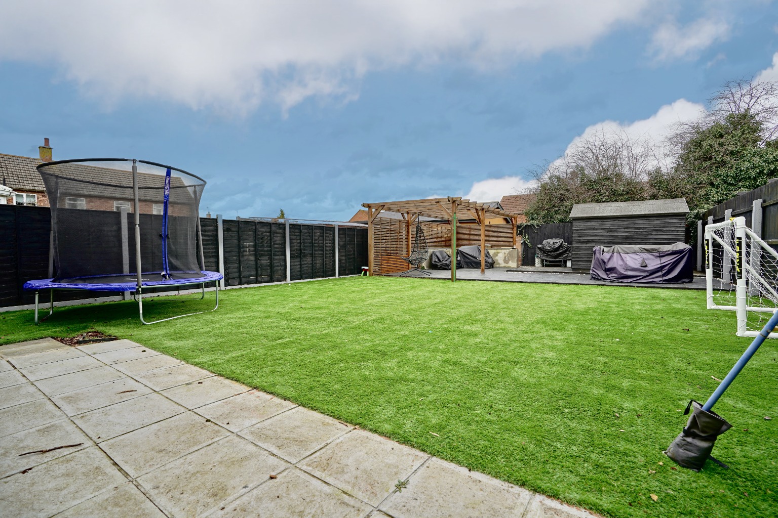 3 bed terraced house for sale in Coxons Close, Huntingdon 3