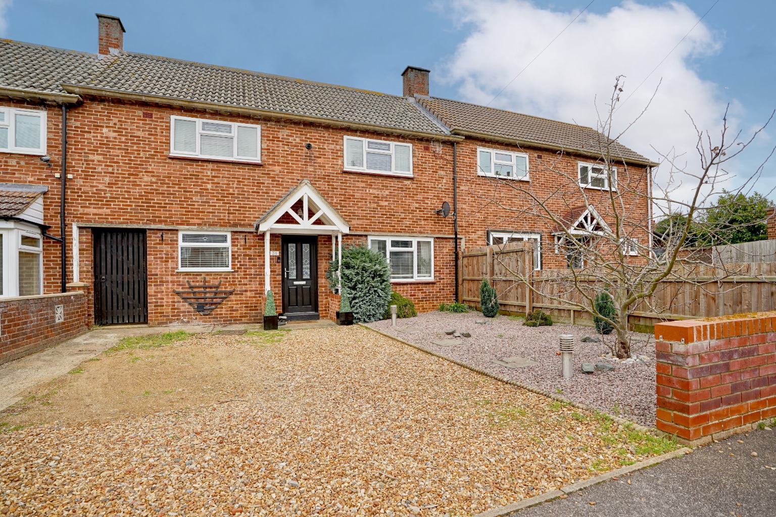 3 bed terraced house for sale in Coxons Close, Huntingdon  - Property Image 1