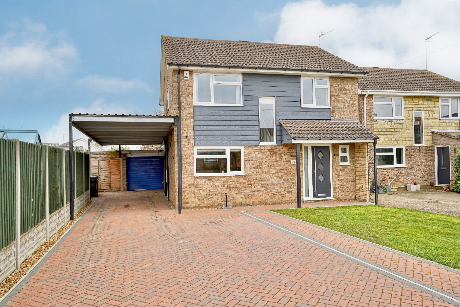 5 bed detached house for sale in Papyrus Way, Huntingdon - Property Image 1