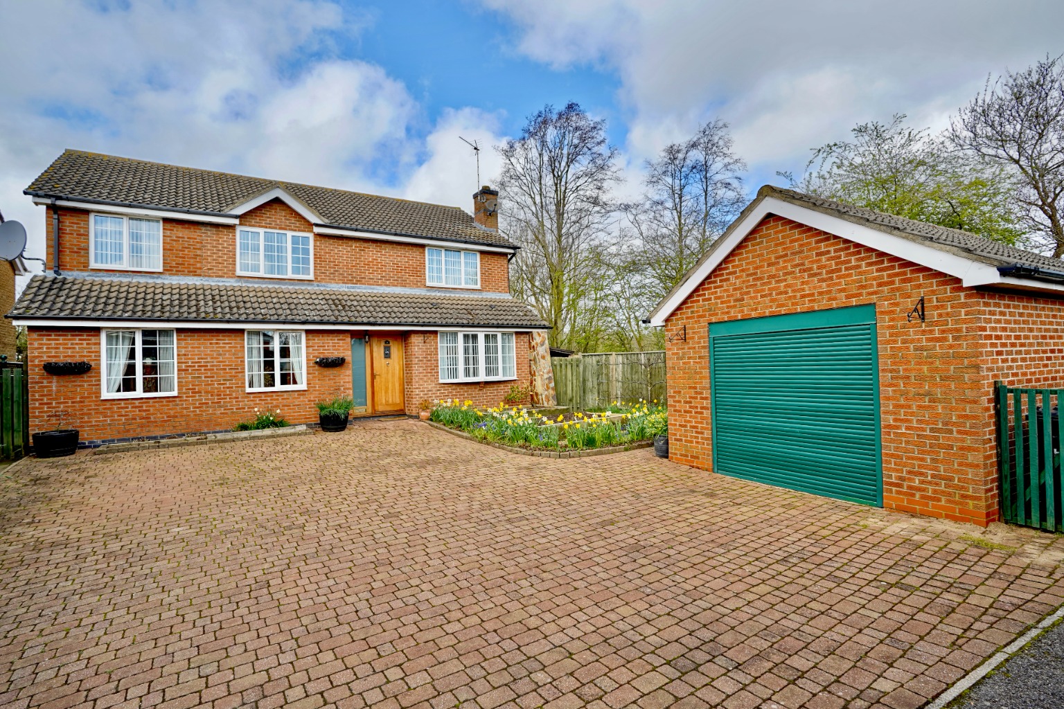 4 bed detached house for sale in Coniston Close, Huntingdon - Property Image 1