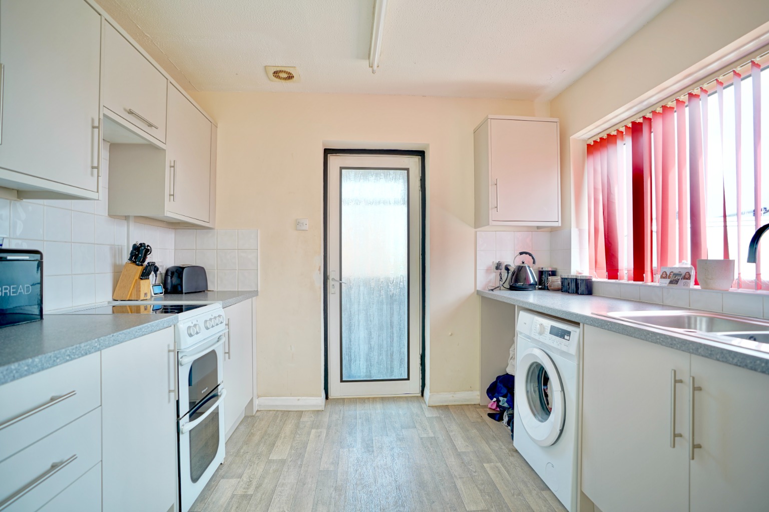 3 bed bungalow for sale in Tythe Piece, Huntingdon 2