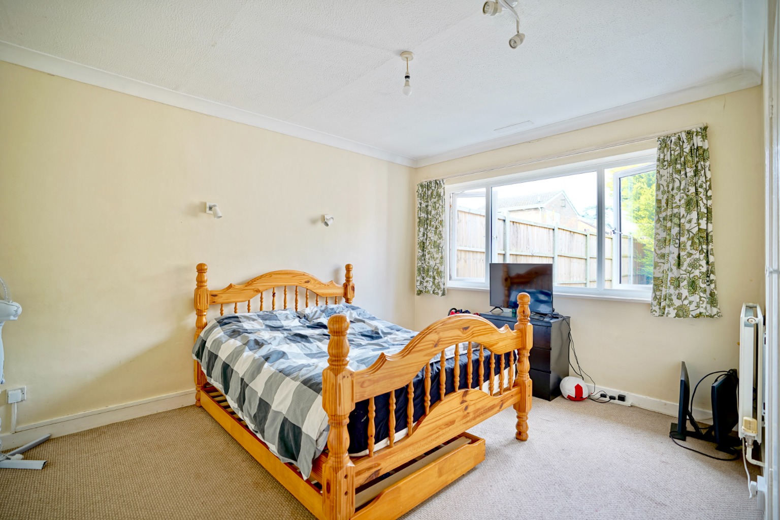 3 bed bungalow for sale in Tythe Piece, Huntingdon 4